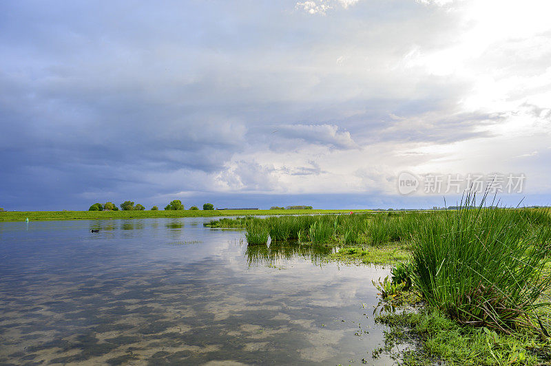 雷雨云接近IJsseldelta Kampen附近的reevdiep水道